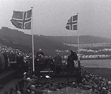 Þingpallar á Lögbergi 1944. Fjölmennt og ræðustólar forseta alþingis og forseta íslands fremst. Tjaldbúðir í baksýn.