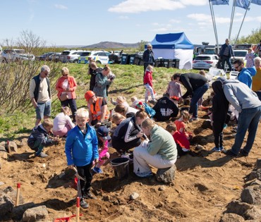 Hópur barna leitar að fornleifum á tilbúnum reit í forleifaskóla barnanna á Valhallarreitinum, p5