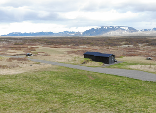 Tjaldstæði á Syðri Leirum. Tvær þjónustubyggingar. Fjallasýn í bakgrunni