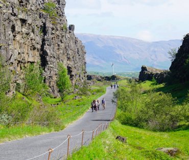 Fólk gengur upp þjónustuðan stíg Almannagjá á sumardegi