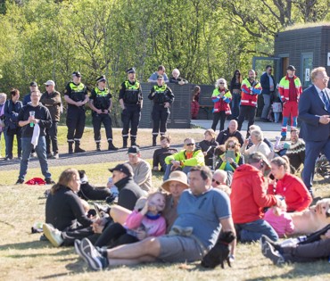 Hópur lögreglumanna og björgunarsveitafólks fylgjast með tónleikahaldi