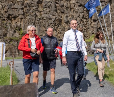 Fyrrum forseti Íslands, Guðni Th. Jóhannesson gengur gegnum Hamraskarð hjá Lögbergi