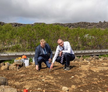 Forseti Íslands, Guðni Th. Jóhannesson, og Þjóðgarðsvörður Þingvalla, Einar Á. E. Sæmundsen, í fornleifaskóla barnanna