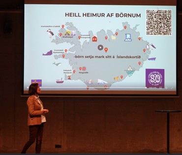 Salvör Nordal kynnir Íslandskort á viðburðinum "Heill heimur af börnum"