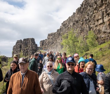 Hópur fólks að fylgja forseta Íslands niður Almannagjá