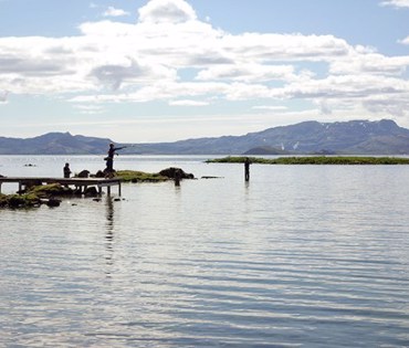 Fólk að veiða í Vatnskoti á bökkum Þingvallavatns