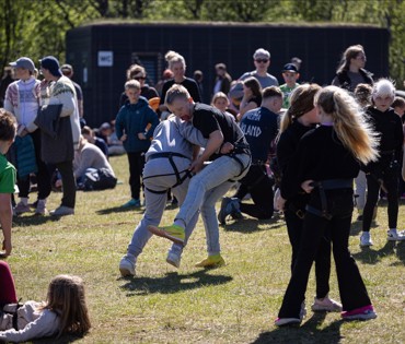 Börn að prófa glímu á Valhallarreitinum, p5