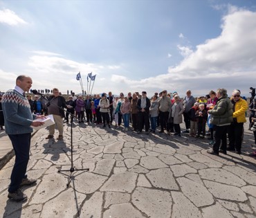 Hópur fólks singur saman undir stjórn forseta Íslands, Guðna Th. Jóhannessyni, á Haki