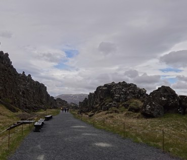 Lögberg í Almannagjá. Lögbergsfáninn, bekkir og þrep niður á kórsvæði