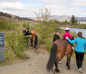 Börn leggja af stað í reiðtúr meðfram öxará í átt að Lögbergi