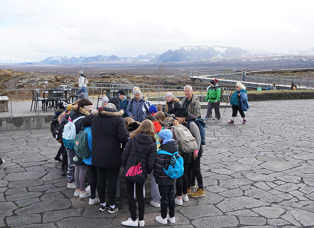 Landvörður með hóp af skólabörnum við upphleypt kort fyrir utan gestastofuna á Haki