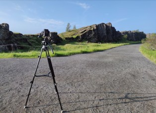 Myndavél á þrífæti við Hamraskarð í Almannagjá að sumri til