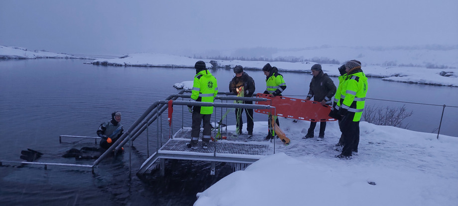 landverðir á öryggisæfingu með sjúkraflutningamanni við Silfru