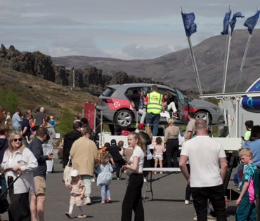 Hópur fólks á hátíðarsvæðinu á Valhallarreit, p5. Fólk fer út úr veltibílnum