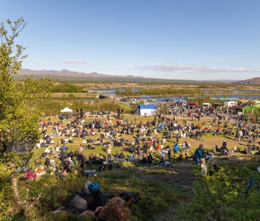 Fjöldi fólks á hátíðarsvæði á Valhallarreit, p5