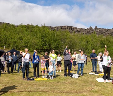 Hópur fólks syngur hátíðlega með forseta íslands á hátíðarsvæðinu, p5