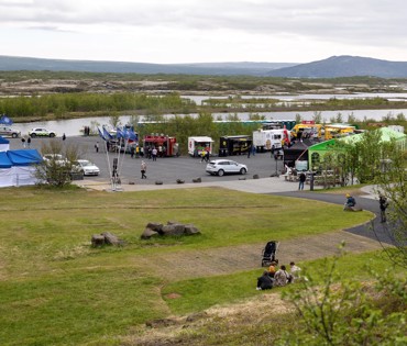 Uppsett hátíðarsvæði á valhallarreit, p5. Matarvagnar, hátíðarfánar og fólk að hópast á svæðið